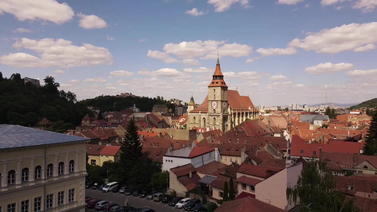 Centrul vechi al Brașovului și dealurile împădurite, văzute de sus