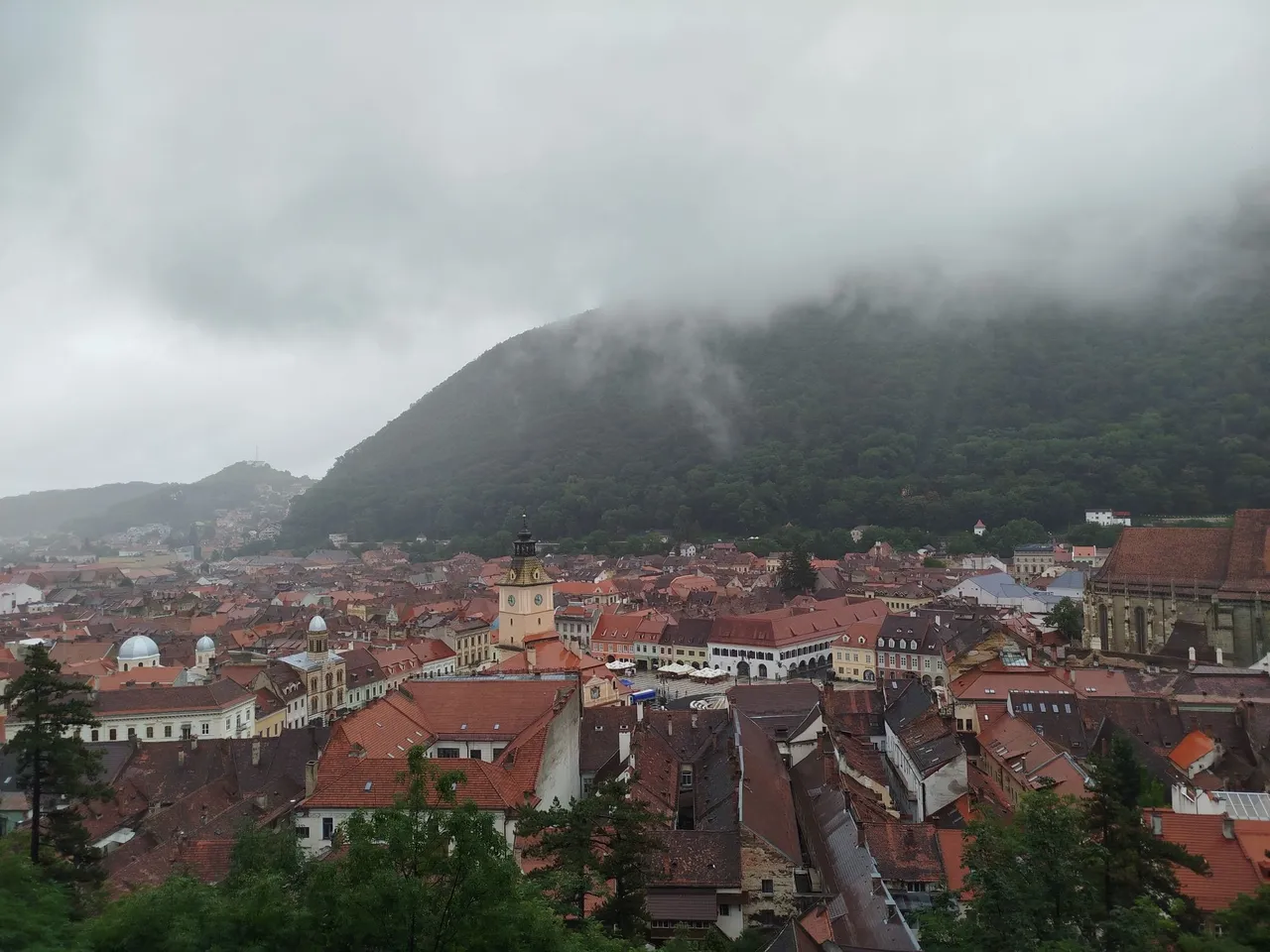 Acoperișurile Brașovului sub muntele Tâmpa, într-o zi cu ceață